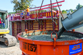 Jede Woche 50 m: Das JR-Baustellenteam stellt die Schutzwand im Pilgerschrittverfahren her – die Regeltaktlängen betragen dabei 10 m, die Wandhöhen variieren zwischen 2,50 m und 4,10 m. (Foto: PERI Deutschland)