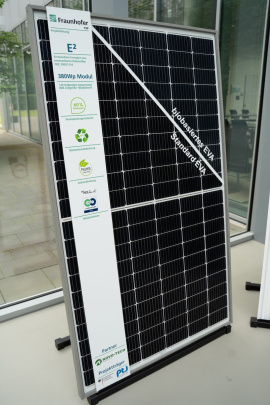 Das 380 Watt-Solarmodul entstand als „Bio-Modul-Prototyp“ innerhalb des Projekts „E2 – E-Quadrat. Erneuerbare Energien aus Erneuerbaren Rohstoffen“. Foto: Fraunhofer CSP