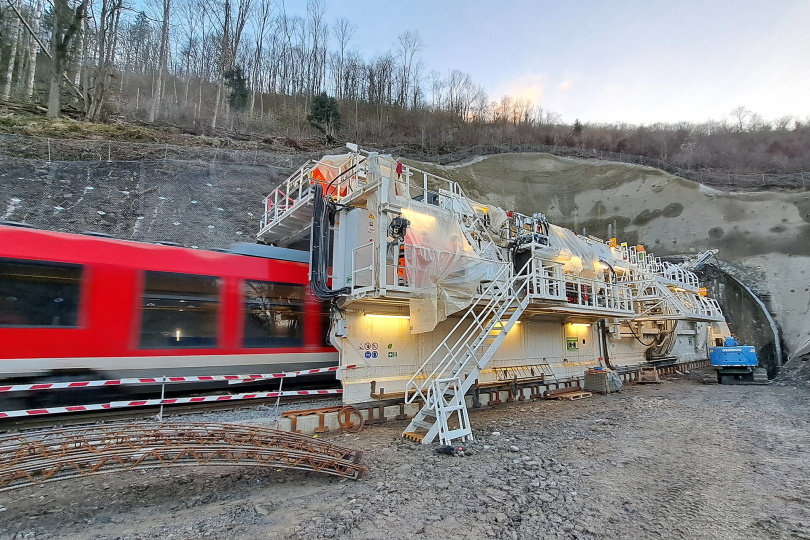 Bahndurchfahrt durch das Tunnel Enlargement System auf der Lahntalbahn, kurz vor Start der Vortriebsarbeiten am Cramberger Tunnel. Foto: Herrenknecht AG