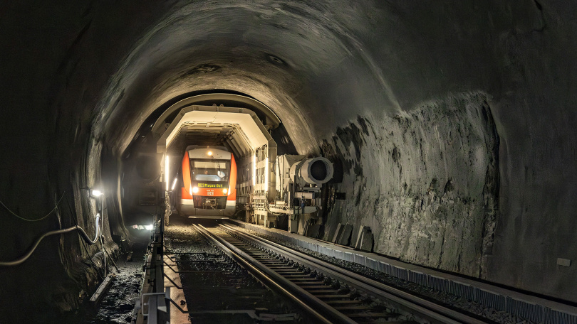 Im Cramberger Tunnel: Tunnel Enlargement System unter laufendem Bahnbetrieb. Foto: Herrenknecht AG