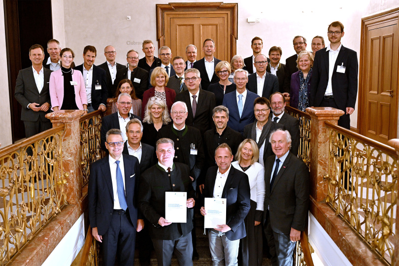 Auf Initiative von Umweltminister Thorsten Glauber (1. Reihe: 3. von rechts) und Bauminister Christian Bernreiter (1. Reihe: 4. von rechts) wurde die Bayerische Recyclingbaustoff-Allianz gegründet. Mit dabei war auch Prof. Dr. Norbert Gebbeken, Präsident der Bayerischen Ingenieurekammer-Bau  (schräg rechts hinter Bauminister Bernreiter). Foto: StMUV